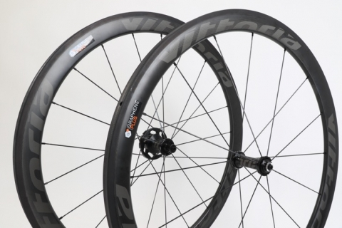 独自機構を搭載 ヴィットリアが贈る注目のレーシングホイールQURANO 46をテスト - 製品インプレッション | cyclowired
